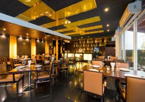 FuramaXclusive Asoke, Bangkok tesisinde bir restoran veya yemek mekanı