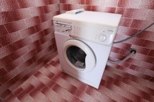 a washer and dryer in a wall at Robinson Tabinja in Sućuraj