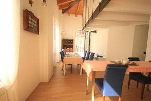 ein Esszimmer mit Tisch und Stühlen in der Unterkunft Lisander B&B suite and terrace in Seregno