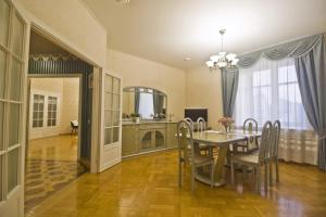モスクワにあるLakshmi Apartment 4k Kurskayaのダイニングルーム(テーブル、椅子付)