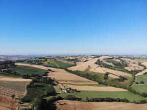 una vista aérea de los campos y granjas de los etruscos en Casa del fonte, en Corinaldo