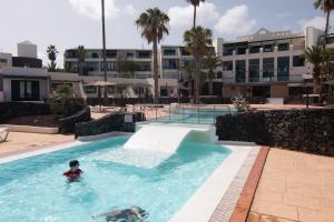 Bazén v ubytování Playa Roca Casa Candela nebo v jeho okolí