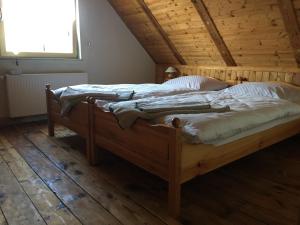 Postel nebo postele na pokoji v ubytování Pension Grandel + 37 fotografií