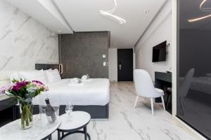 A bed or beds in a room at Crystal villas & suites