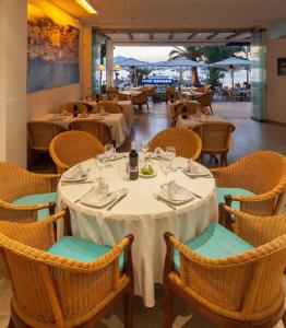 Reštaurácia alebo iné gastronomické zariadenie v ubytovaní Hotel Capri