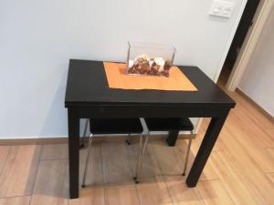 una mesa negra con un tazón de conchas. en Apartamento tranquilo y luminoso en Mundaka