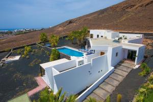 una vista aérea de una casa blanca con piscina en Villa Rodea en Playa Blanca