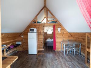 Kuchyň nebo kuchyňský kout v ubytování Camping L'Orangeraie