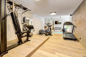 Fitness centrum a/nebo fitness zařízení v ubytování KOSIS Sports Lifestyle Hotel