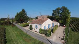 una vista aerea di una casa bianca in un vigneto di L'Aulerie a Saint-Méard-de-Gurçon