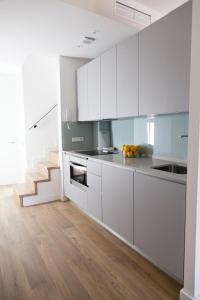 Una cocina o zona de cocina en GoToSeville GERONA SUITES