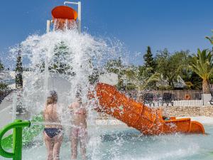 Bazén v ubytování Camping L'Orangeraie nebo v jeho okolí
