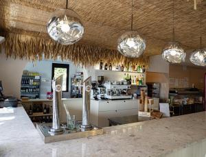 un bar con varias luces colgando del techo en Camping L'Orangeraie, en Cálig