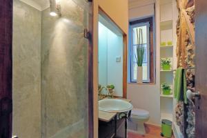 een badkamer met een douche, een wastafel en een toilet bij Localtraveling Historic Center Travessa in Lissabon