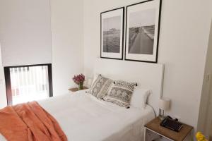Cama o camas de una habitación en GoToSeville GERONA SUITES