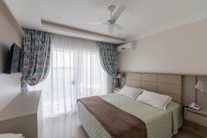 Ein Bett oder Betten in einem Zimmer der Unterkunft Bombinhas Tourist Apart