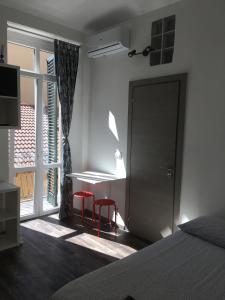 1 dormitorio con 2 sillas rojas y una ventana en VanchigliArt Apartment, en Turín