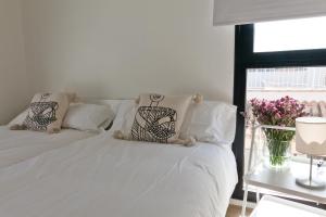 Cama o camas de una habitación en GoToSeville GERONA SUITES
