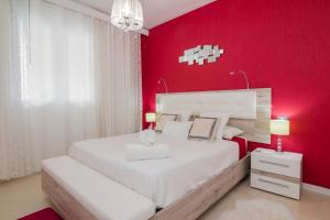 Voodi või voodid majutusasutuse HomeForGuest HARMONY PARK NEW APT WITH SEA VIEW toas