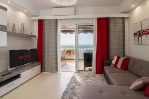 Posedenie v ubytovaní HomeForGuest HARMONY PARK NEW APT WITH SEA VIEW