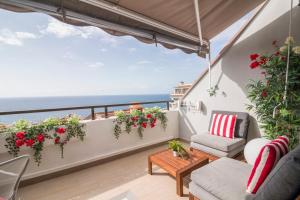 Rõdu või terrass majutusasutuses HomeForGuest HARMONY PARK NEW APT WITH SEA VIEW