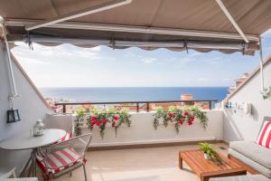 Rõdu või terrass majutusasutuses HomeForGuest HARMONY PARK NEW APT WITH SEA VIEW