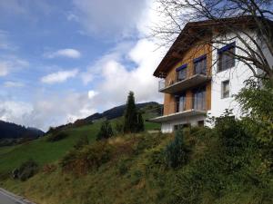 una casa sul fianco di una collina di Principala 5 Zeller Andiast - Ferienwohnung für max. 10 Personen ad Andest