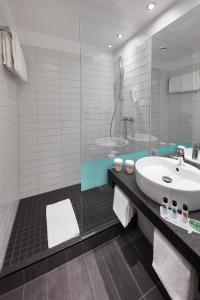 Ein Badezimmer in der Unterkunft GHOTEL hotel & living Koblenz