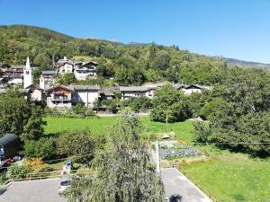 uma vista para uma pequena cidade com uma colina em Hirondelle Locanda em Aosta