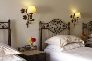 Cama ou camas em um quarto em Hotel Asturias