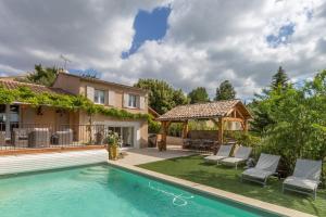 una casa con piscina e gazebo di Maison Beally a Eyragues
