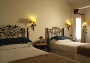 Cama ou camas em um quarto em Hotel Asturias