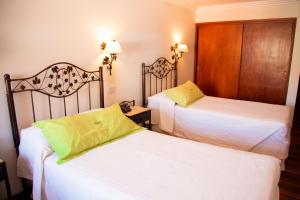 Cama ou camas em um quarto em Hotel Asturias