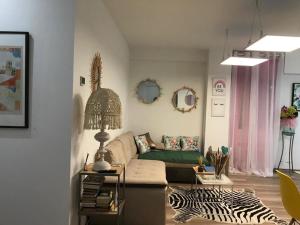 ein Wohnzimmer mit einem Sofa und einem Zebra-Teppich in der Unterkunft Casa Jardín in Logroño