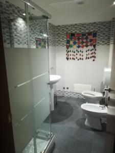 bagno con 2 servizi igienici e doccia in vetro di Ila in Fiera a Roma