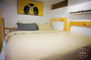 Cama ou camas em um quarto em QBE B&B