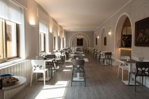 Reštaurácia alebo iné gastronomické zariadenie v ubytovaní Hotel Vittoria