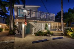 een huis met een balkon en een trap bij Coriander Cottage in Siesta Key