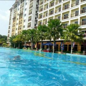 a large swimming pool in front of a building at Sanie Guest Room Suria A' Apartment, Bukit Merah Laketown Resort in Kampong Kubu Gajah