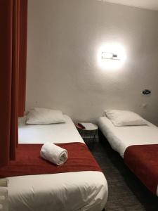Postel nebo postele na pokoji v ubytování Hotel de Bretagne