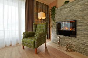 Televízia a/alebo spoločenská miestnosť v ubytovaní Alpeiner - Nature Resort Tirol