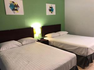 Postel nebo postele na pokoji v ubytování Hwy 59 Motel Laredo Medical Center