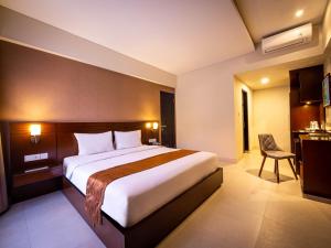 Postel nebo postele na pokoji v ubytování Yulia Beach Inn Kuta