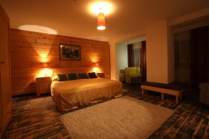 A bed or beds in a room at Mecavnik Resort
