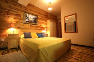 A bed or beds in a room at Mecavnik Resort