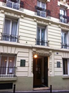 パリにあるヒポテル パリ サクレ クール オランピアードの正面にドアがある建物