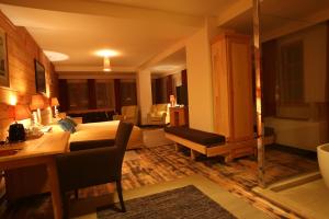 A seating area at Mecavnik Resort