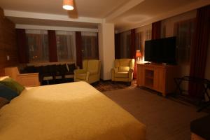 A television and/or entertainment centre at Mecavnik Resort