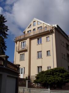 un grande edificio con balconi sul lato di Vila Malvazinky a Praga