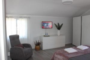 Uma TV ou centro de entretenimento em Vigia's Guest House